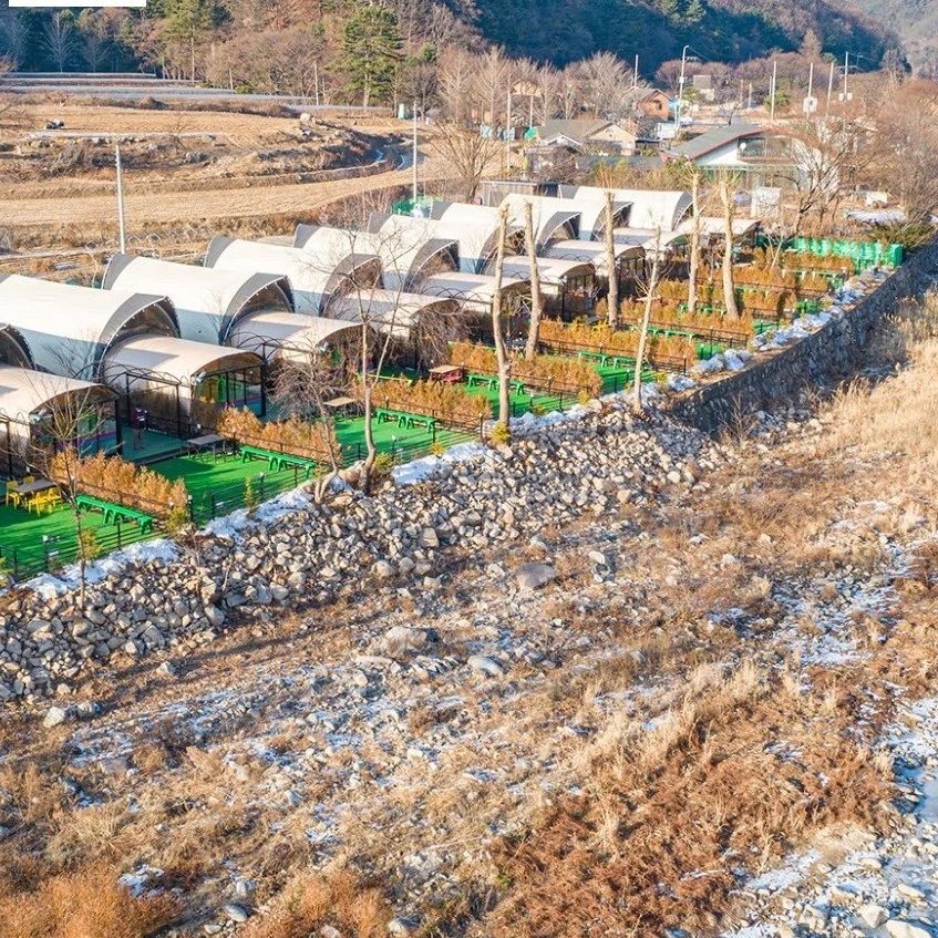 경사지에 글램핑 구조물을 시공하는 현장